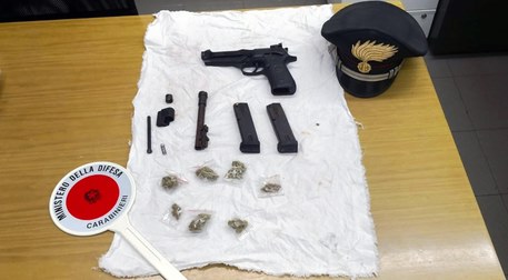 Armi e droga sequestrate a Scampia, trovata anche un'auto rubata
