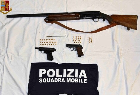 Vittoria, nascondeva a casa armi rubate e contraffatte: arrestato dalla Polizia