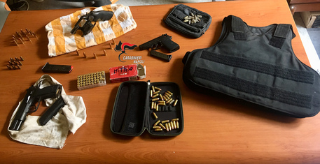 Armi e una bomba carta trovate dai carabinieri in un'auto a Napoli