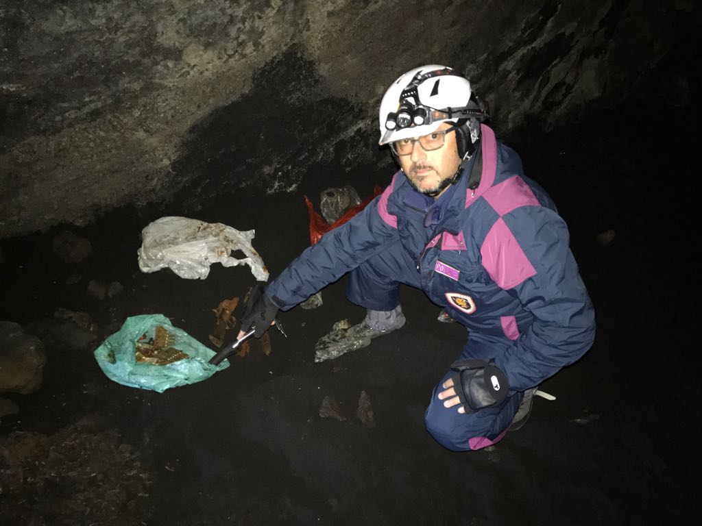 Un fucile e diverse munizioni trovati in una grotta sull'Etna
