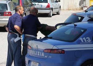 Catania, nome falso e tentata estorsione: arrestato dalla polizia 