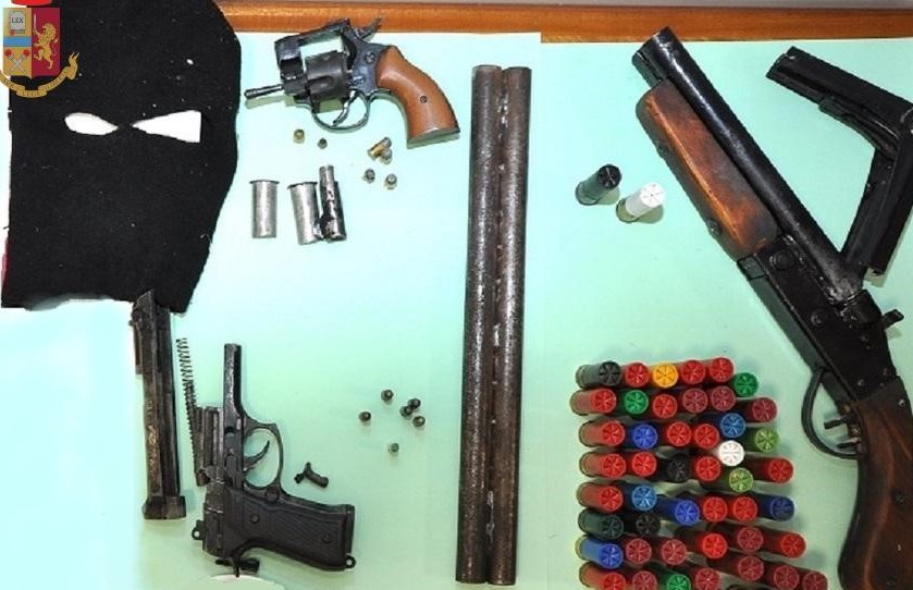 Rosolini, aveva a casa fucile a canne mozze e pistola: arrestato dalla Polizia