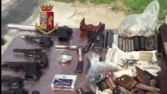 Arsenale sotterrato in una villa a Ciaculli, 3 arresti a Palermo
