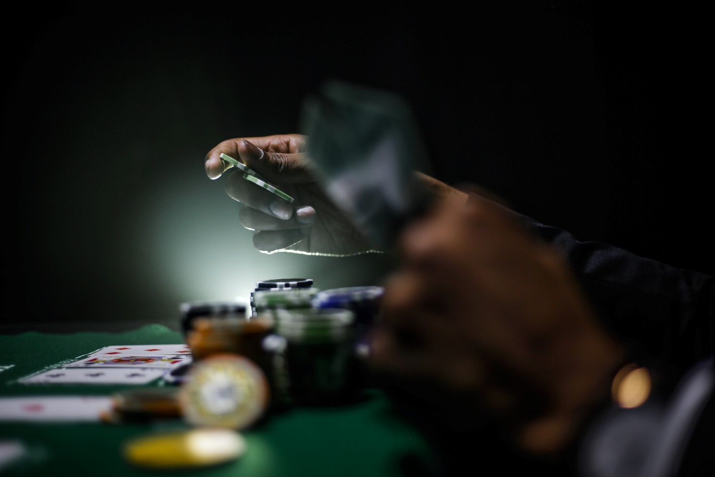 Differenze tra il poker online e la variante tradizionale