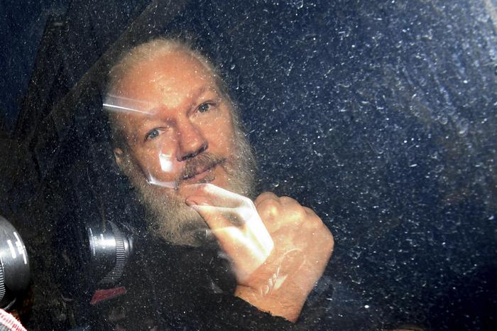 Wikileaks, Julian Assange arrestato a Londra nell'ambasciata dell'Ecuador