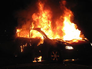 Siracusa, auto in fiamme in via Carratore: sul luogo la polizia 