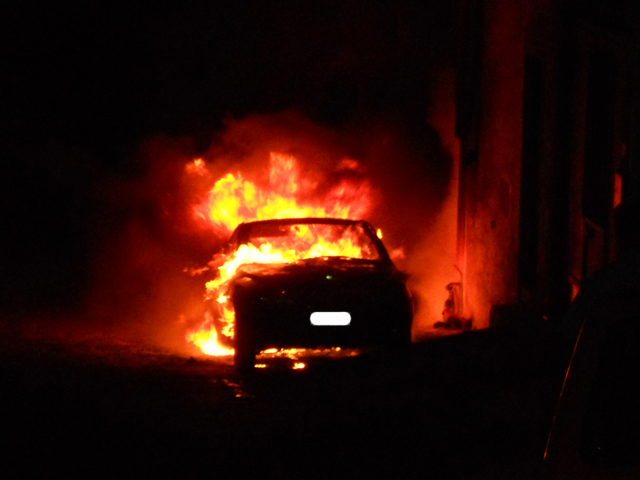 Gela, incendiata l'auto di due imprenditori: evacuato un palazzo