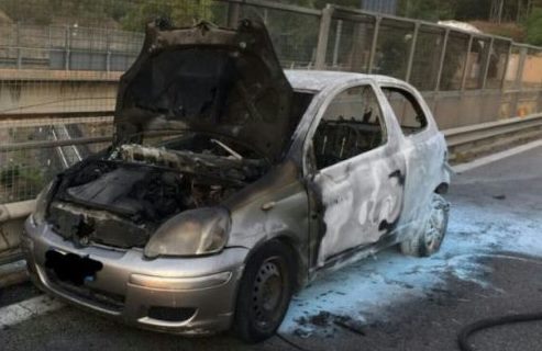 Auto contro guard rail prende fuoco: un morto sulla A19