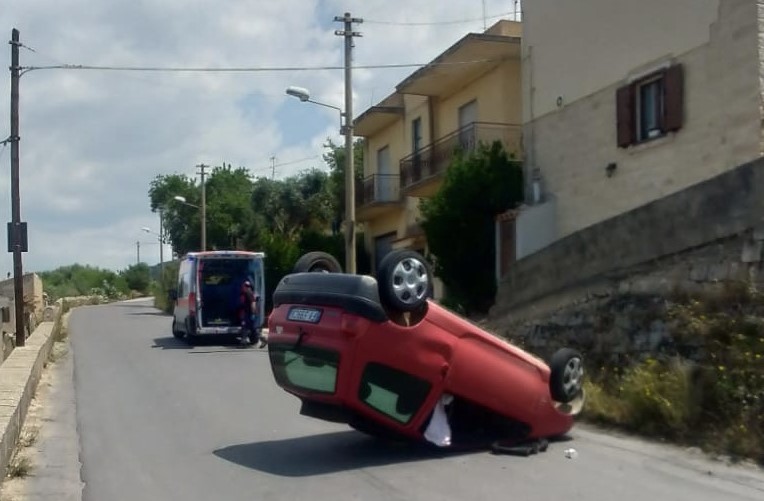 Auto si ribalta sulla strada provinciale Modica-Scicli: feriti due giovani 