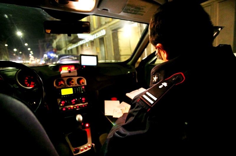 Torino, lascia il figlio in auto per andare a in discoteca: arrestato