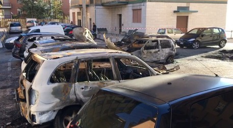 Otto auto incendiate nel Foggiano, anche quella della moglie del sindaco di Troia