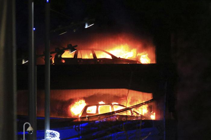 Maxi incendio in un parcheggio a Liverpool: distrutte1400 auto