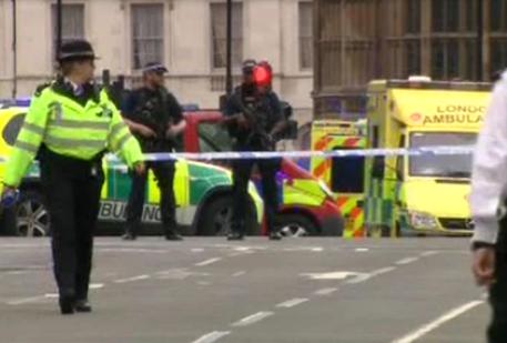 Auto contro la sede del Parlamento a Londra, pedoni feriti