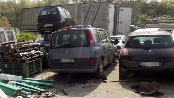Furti e riciclaggio di auto a Napoli: 15 arresti