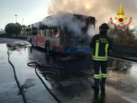 In fiamme un bus dell'Amt a Catania, a bordo solo l'autista