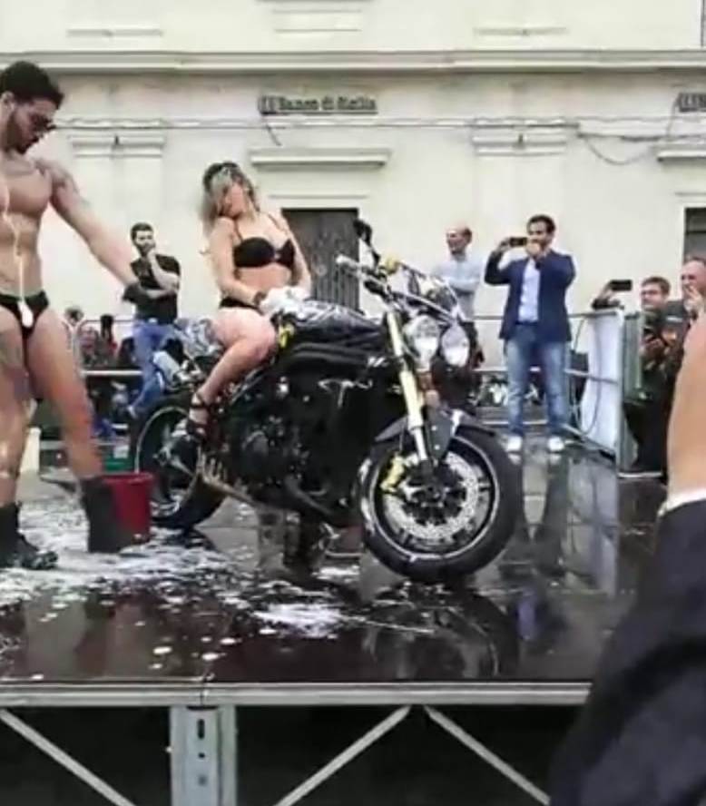 Il "Sexy Bike Wask" ad Avola, scatena la bufera in consiglio comunale