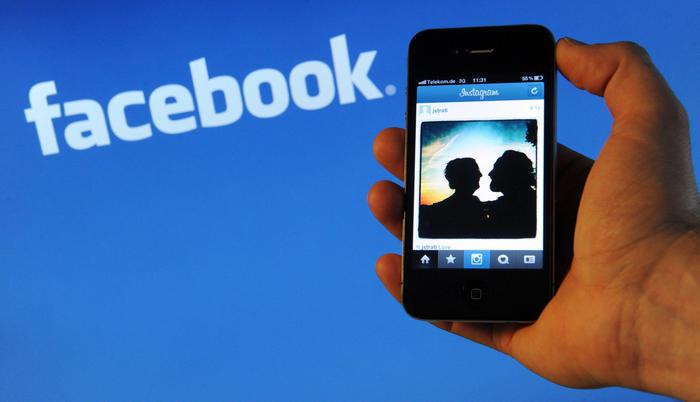Su Facebook un miliardo di persone al giorno
