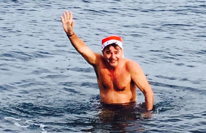 Babbo Natale  arriva in barca a Lipari, poi si tuffa in mare