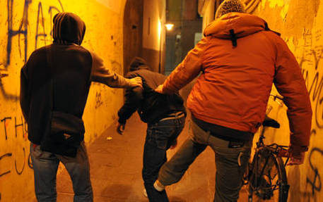 Movida violenta a Napoli, aggrediti da trenta ragazzini: tre feriti