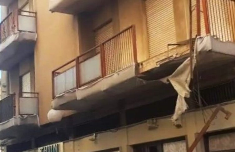 Vittoria, camion "impazzito" abbatte un balcone e danneggia auto in sosta