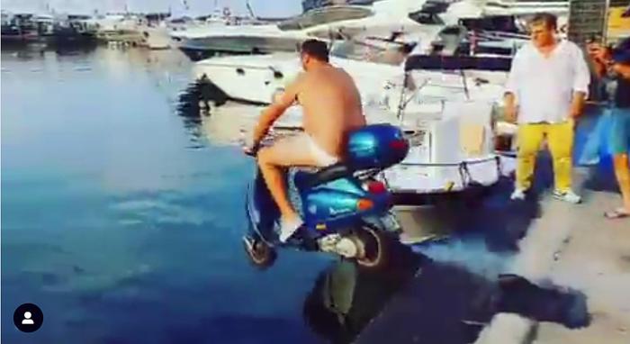 Napoli, con la moto in mare per una scommessa: denunciato Balotelli