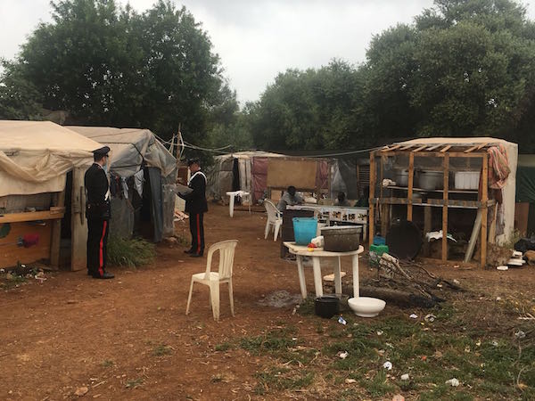 Caporalato a Siracusa, migranti in baracche fatiscenti