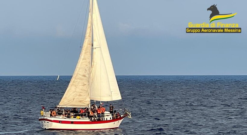 Barca a vela con 69 migranti a bordo intercettata al largo di Siracusa
