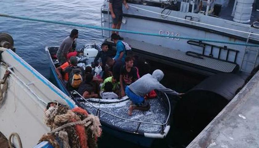 Piccola barca con 20 migranti a bordo approda a Lampedusa