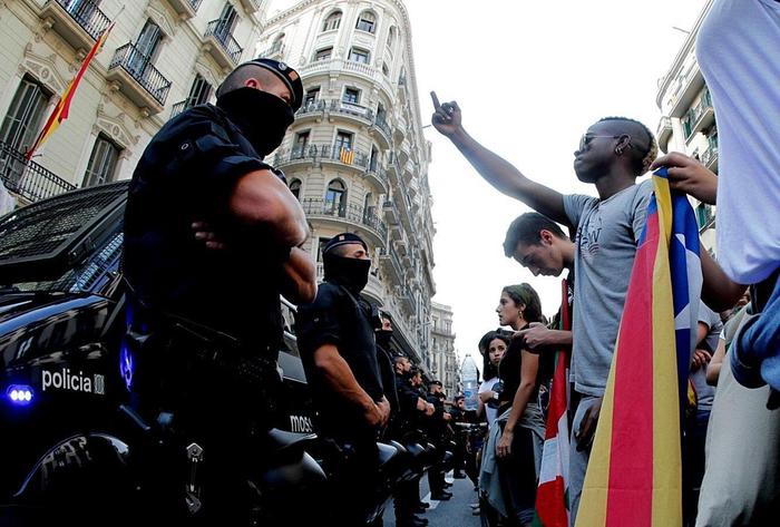 Barcellona, scontri tra la polizia e i dimostranti separatisti