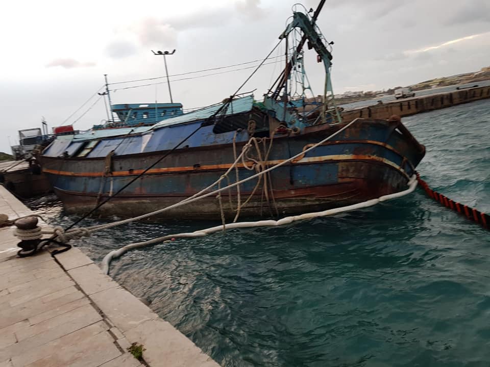 Barcone utilizzato da migranti a Lampedusa rischia di colare a picco