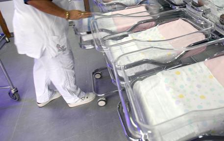 Medico salva una neonata e muore di infarto in New Delhi