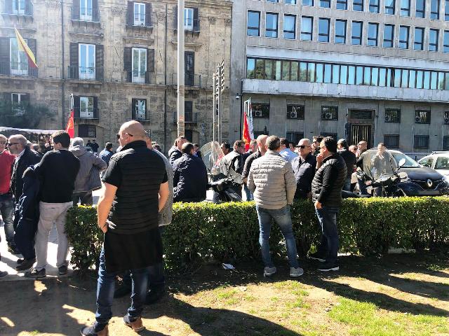 Palermo, protesta lavoratori Blutec davanti sede della Regione