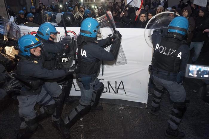 Guerriglia a Bologna tra studenti e polizia, arrestati due attivisti