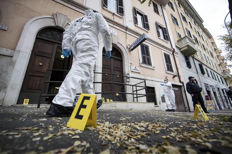 Bomba esplode davanti alla stazione dei carabinieri di Roma