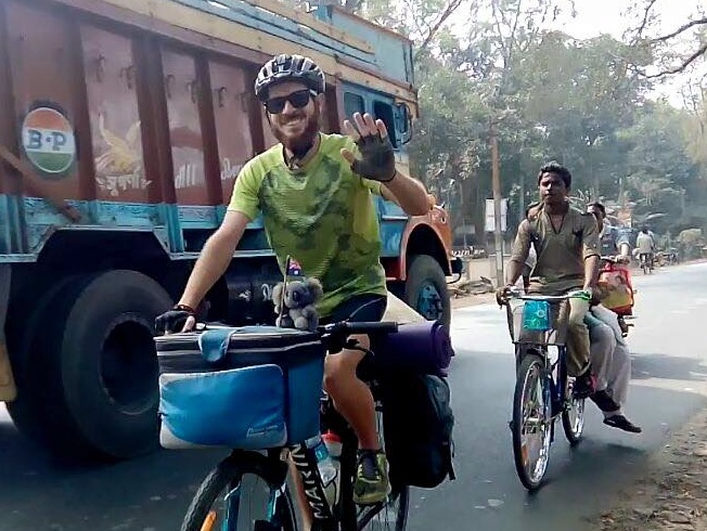 Vittoria, percorre 13 mila chilometri in bici ed in India incontra il marò Girone