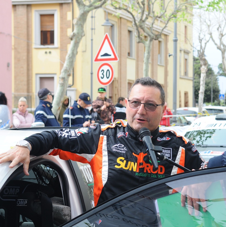 Il pilota siciliano Salvatore Riolo al via della 71^ edizione della Trento-Bondone al volante della Porsche 911