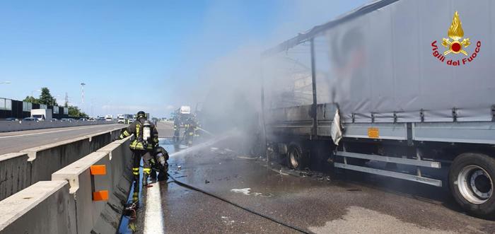 Incendio in autostrada, due camion a fuoco sulla A14 Bologna - Borgo Panigale