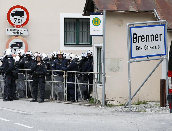 Migranti, l'Austria manda i soldati al Brennero