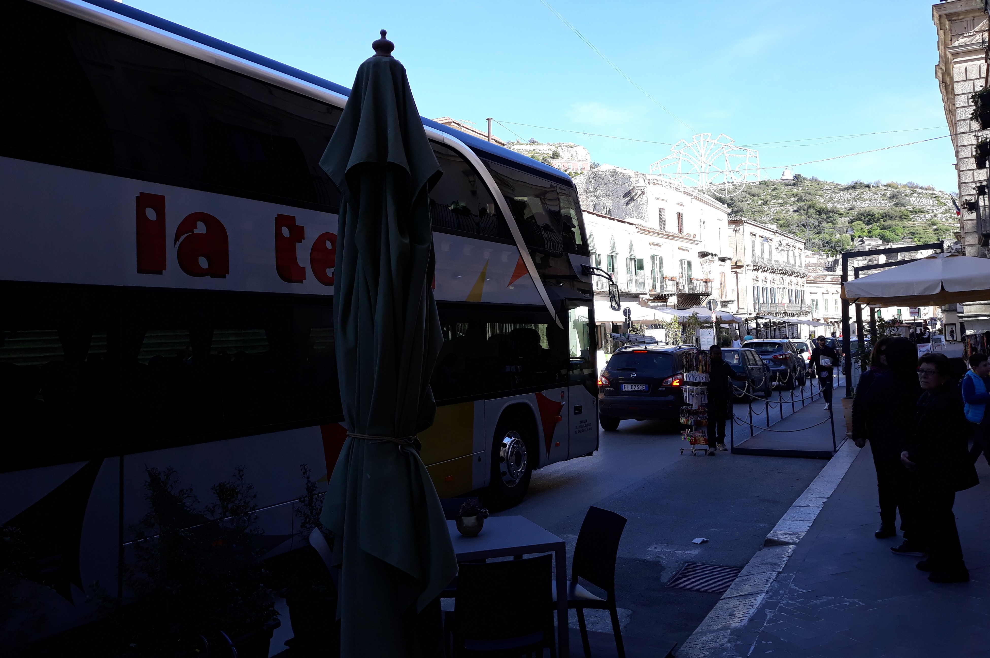 Modica, centro storico "ostaggio" di auto, bus e moto: serve l'isola pedonale