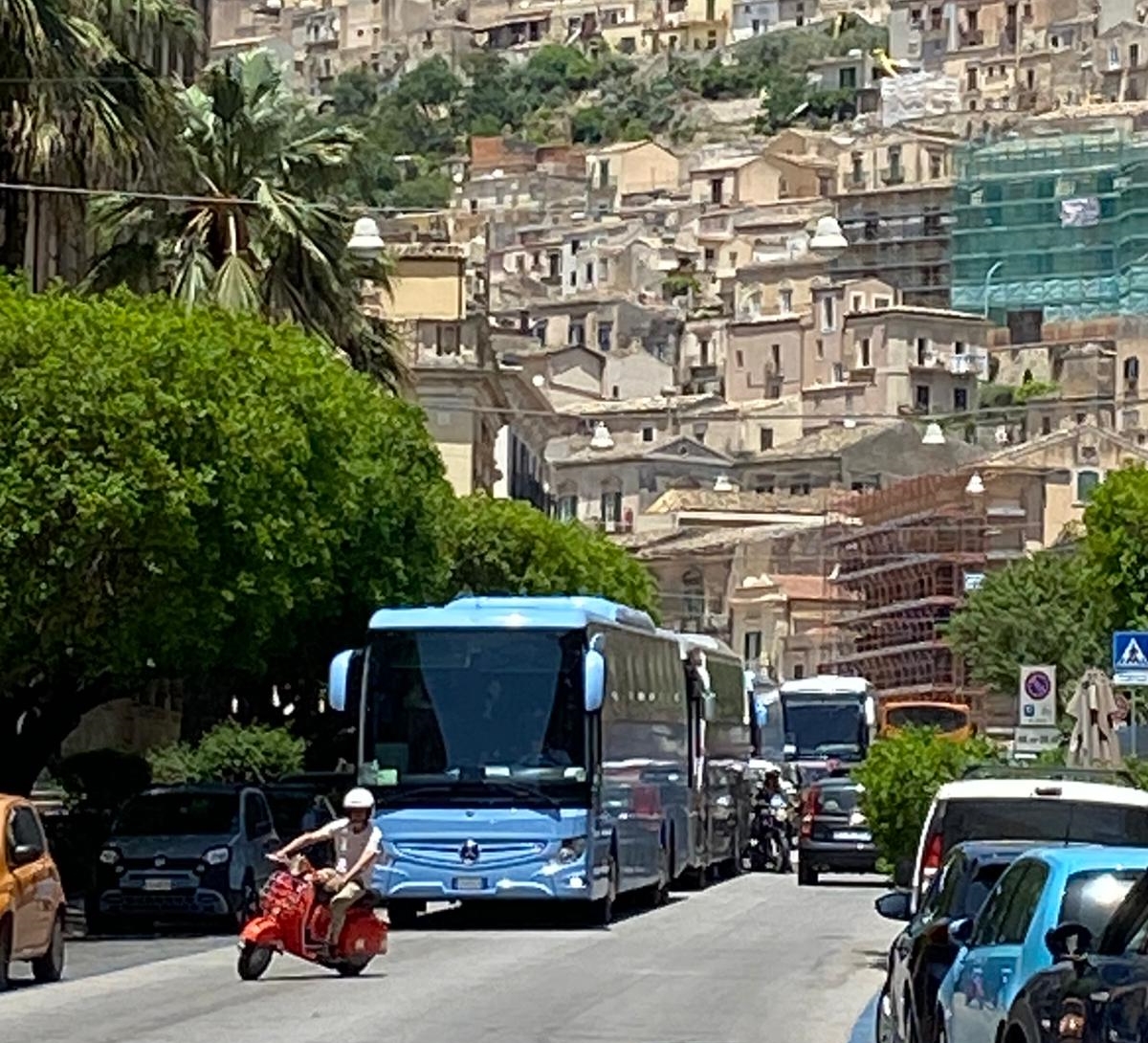 Modica, fermate "selvagge" dei bus turistici: traffico in tilt nel centro storico