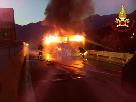 Autobus prende fuoco in Irpinia, a bordo una band musicale