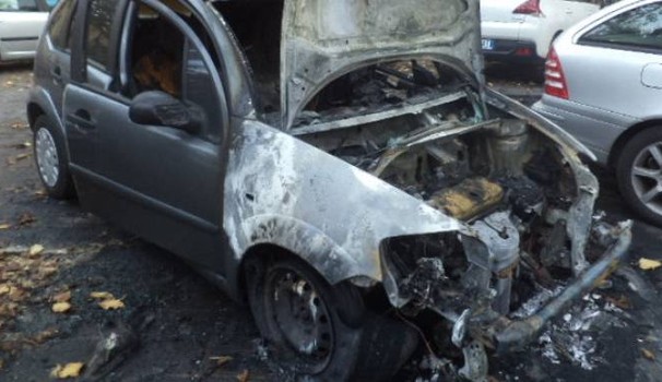 Fuoco all'alba a Siracusa, bruciata l'auto di una donna in via Rizza