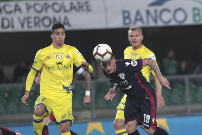 Il Cagliari stacca a Verona il biglietto della salvezza: calato il tris al Chievo