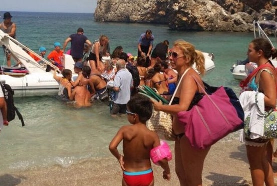 Prigionieri del fuoco a San Vito Lo Capo, 700 turisti evacuati con le barche