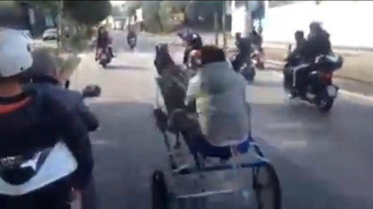 Palermo, la polizia ferma una corsa clandestina fra due calesse