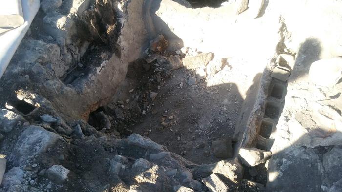 Tombaroli distruggono un piccolo calidarium a Chiaramonte Gulfi