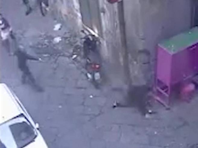 Napoli, agguato mortale di camorra ripreso da una telecamera