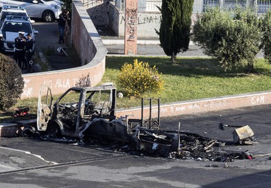 Roma, in fiamme un camper: morte una ragazza e due bambine