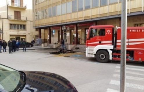 Scoppia un incendio nella filiale  della Montepaschi di Siena a Canicattì