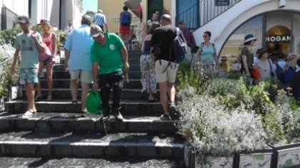 Capri, scatta il divieto di sedersi sulle scale della piazzetta
